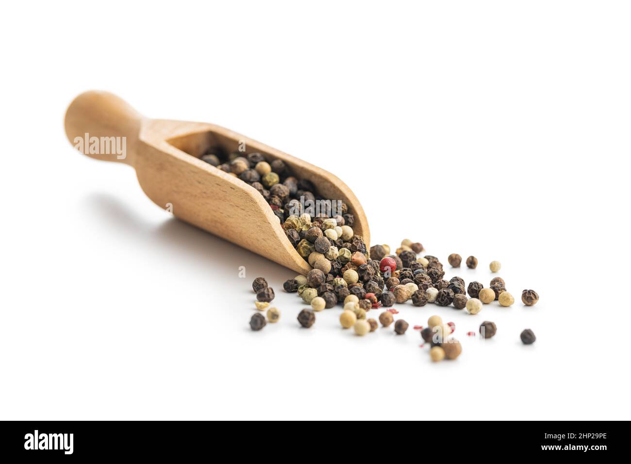 https://c8.alamy.com/comp/2HP29PE/whole-pepper-in-wooden-scoop-isolated-on-white-backgrund-2HP29PE.jpg