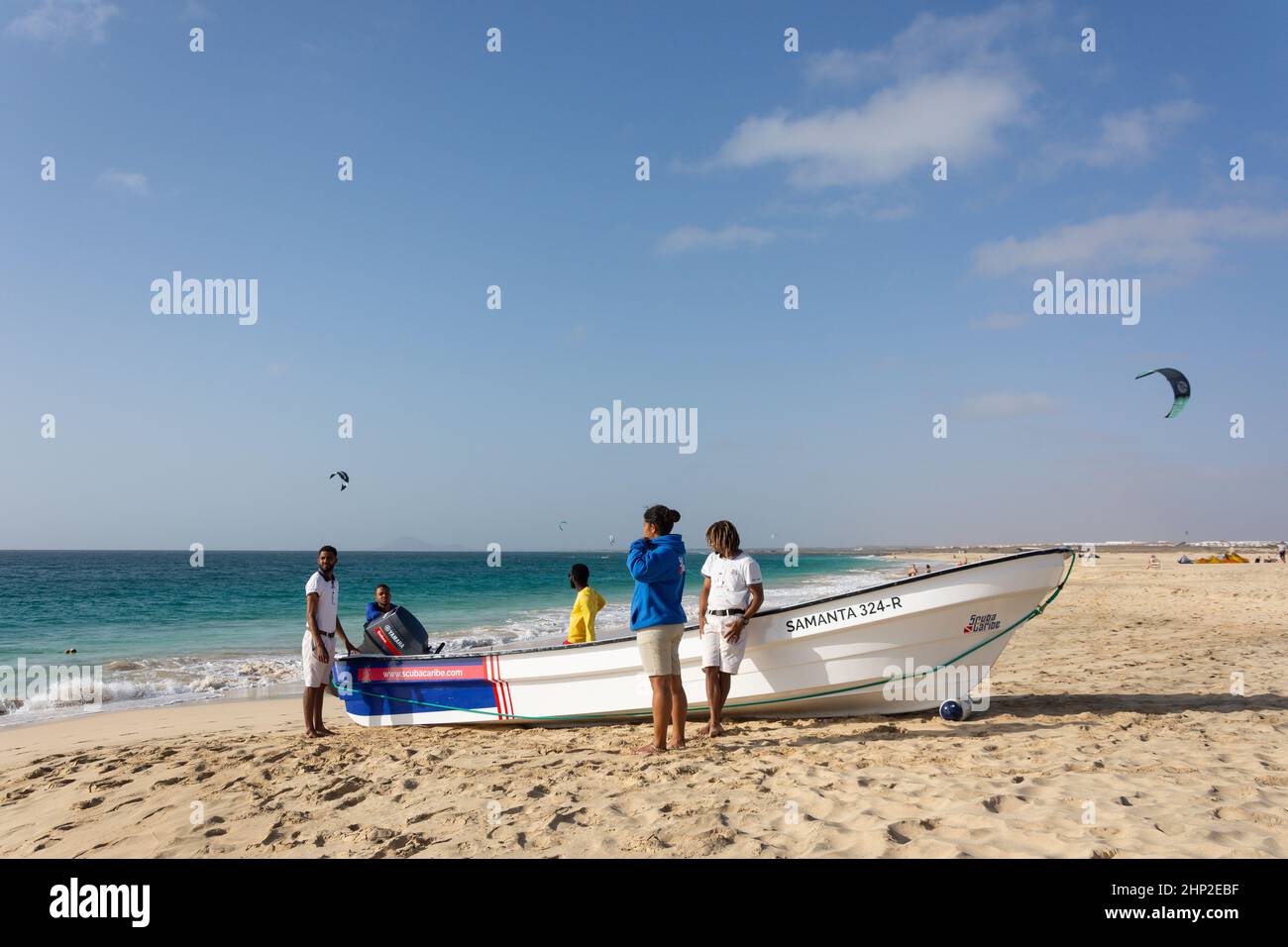 Scuba diving boat on beach, Rui Funana Hotel, Santa Maria, Sal, República de Cabo (Cape Verde) Stock Photo
