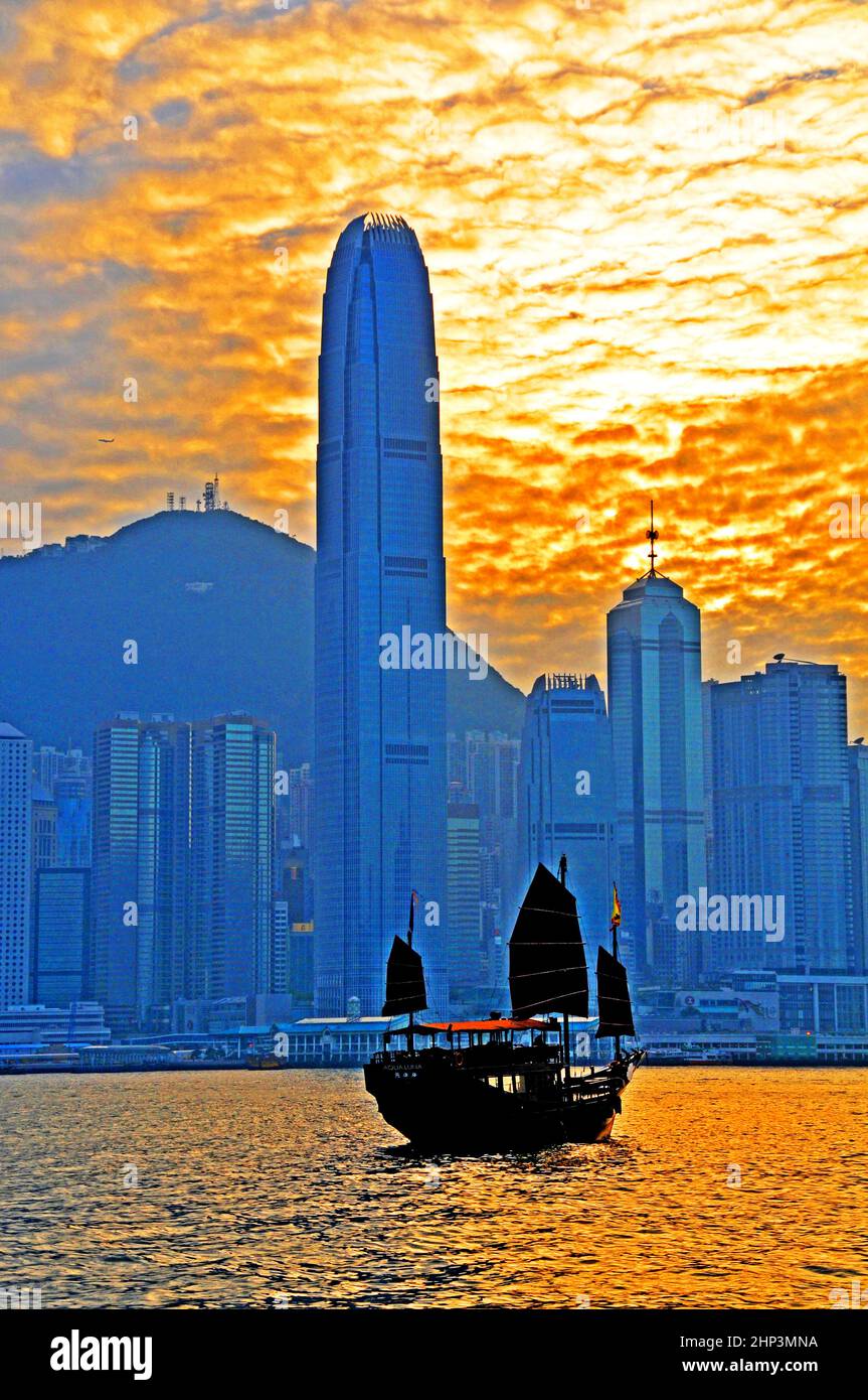 Traditional junk boat sailing across Victoria Harbour, Hong Kong, China Stock Photo