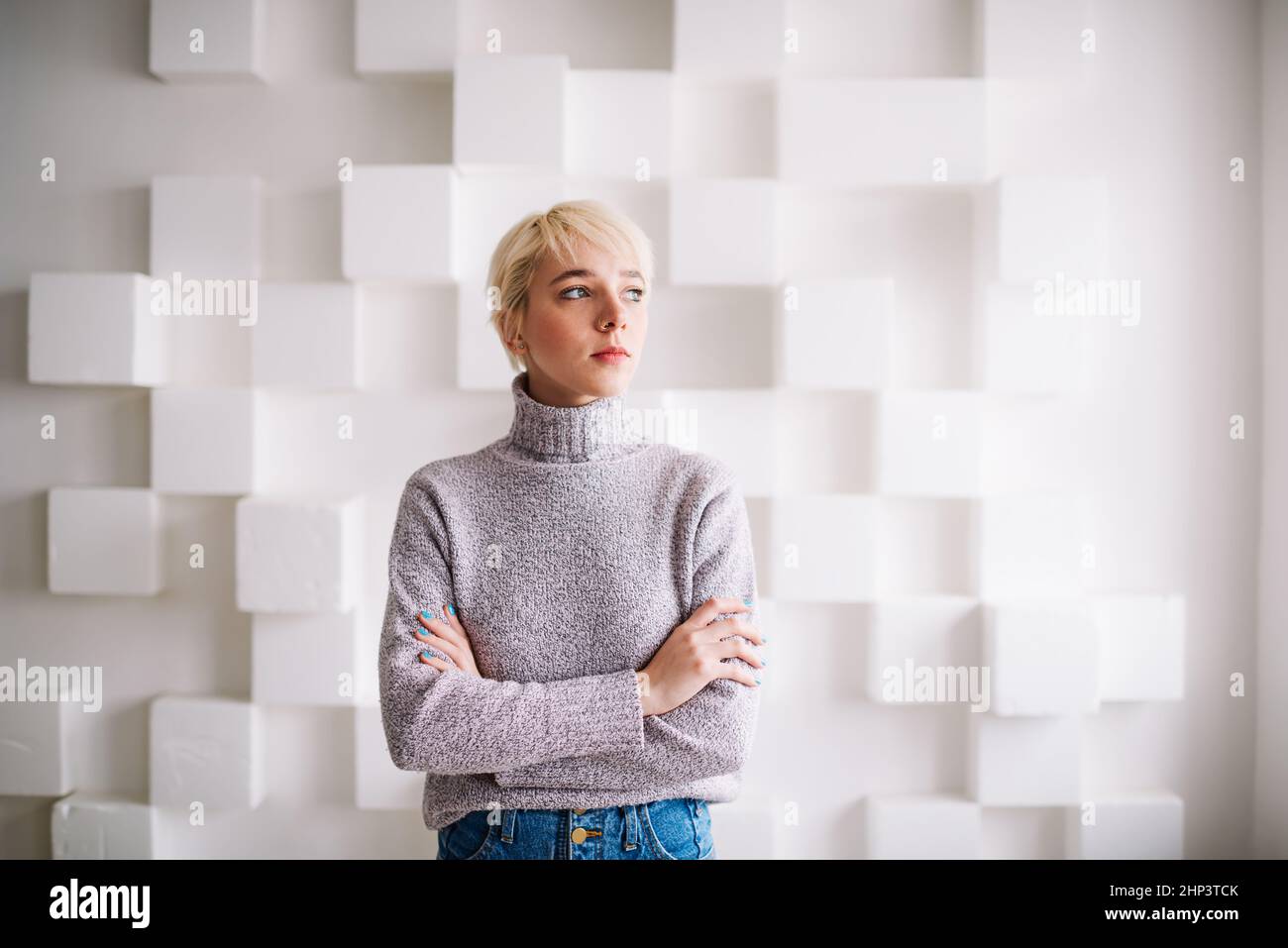 Woman folded arms serious hi-res stock photography and images - Alamy