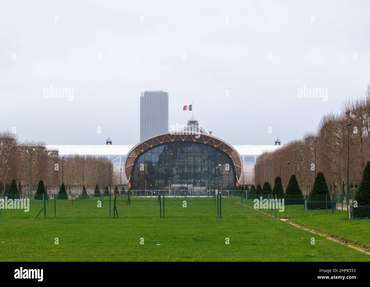 Le Grand Palais Ephémère, structure temporaire destinée à accueillir des expositions lors des travaux de rénovation du Grand Palais - Paris - France Stock Photo