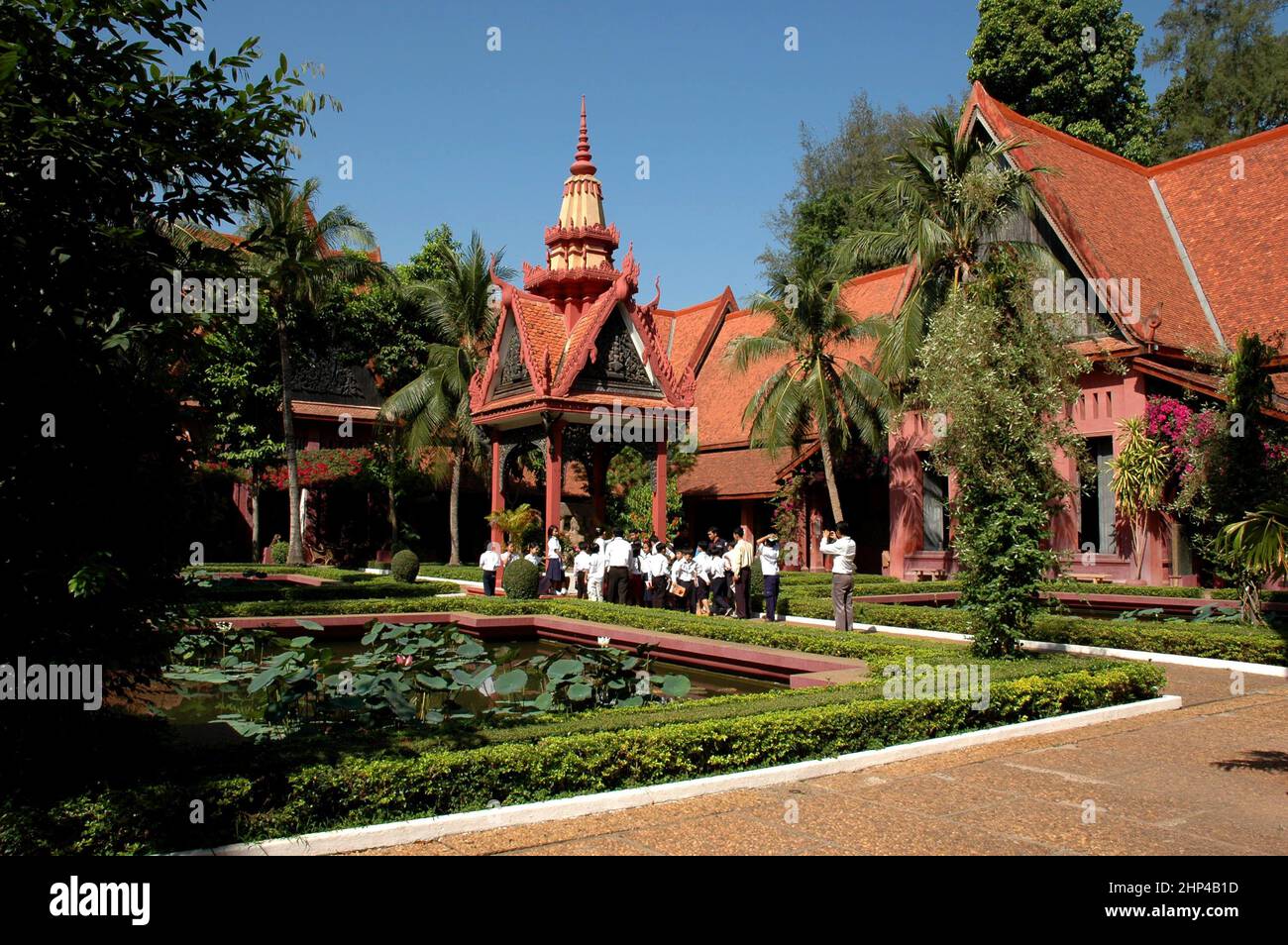 School children group photo, National Museum of Cambodia, Phnom Penh ...