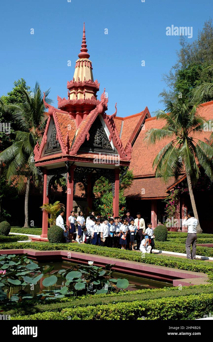 School children group photo, National Museum of Cambodia, Phnom Penh ...