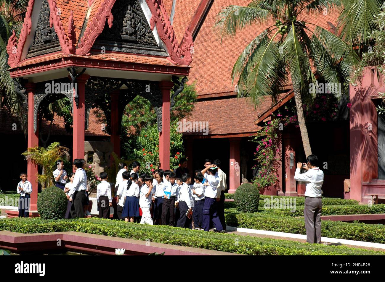 School children group photo, National Museum of Cambodia, Phnom Penh ...
