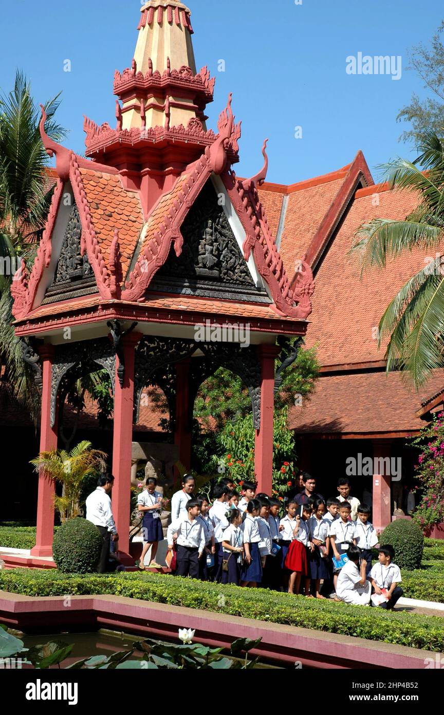 School children group photo, National Museum of Cambodia, Phnom Penh ...
