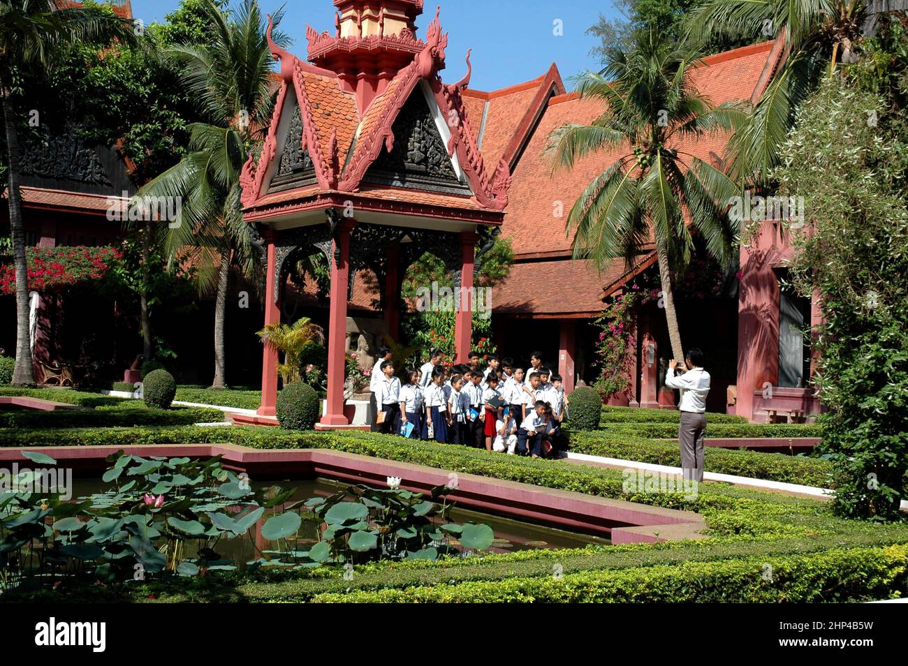 School children group photo, National Museum of Cambodia, Phnom Penh ...