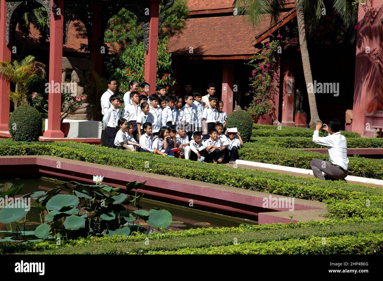 School children group photo, National Museum of Cambodia, Phnom Penh ...