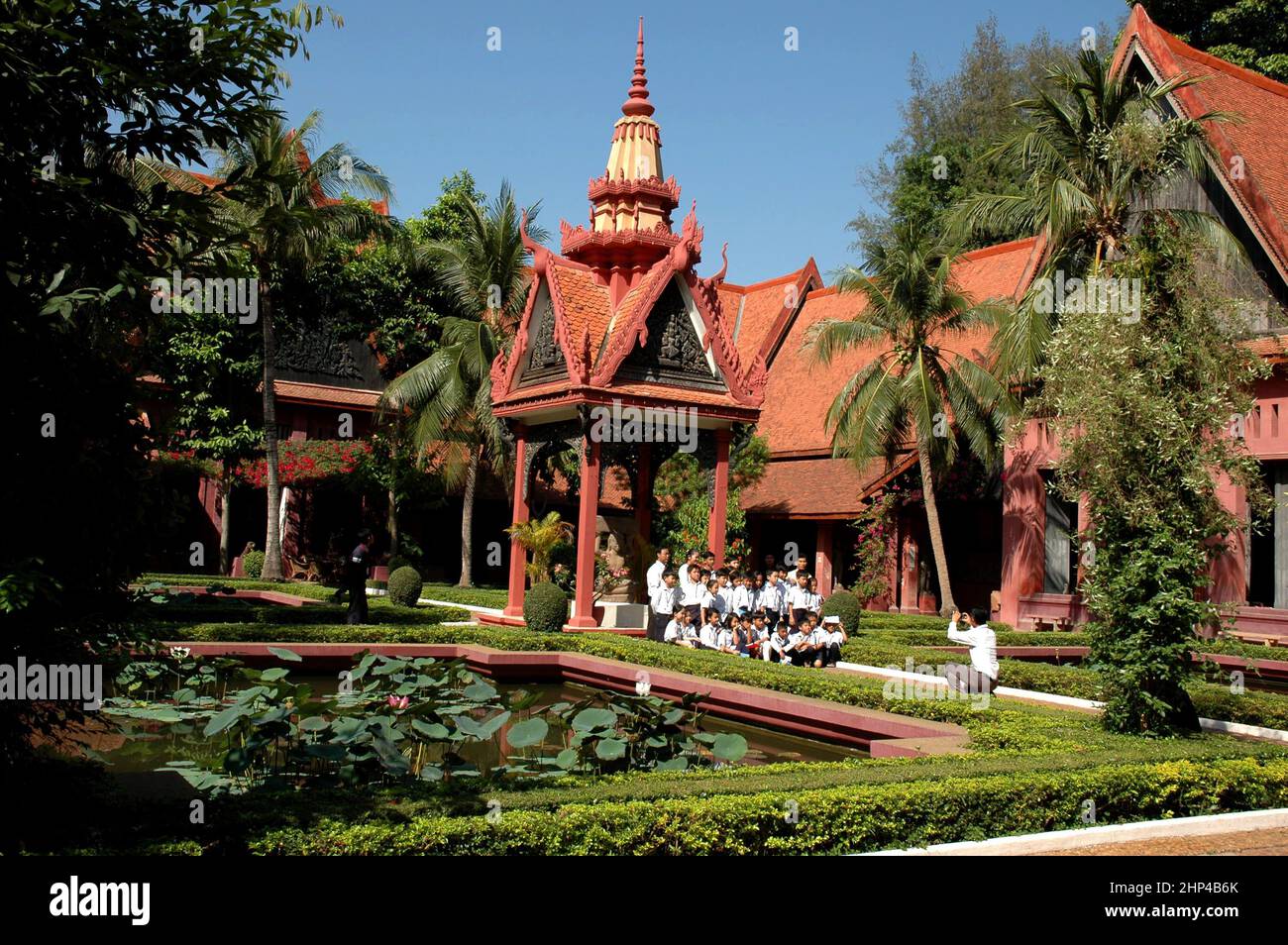 School children group photo, National Museum of Cambodia, Phnom Penh ...