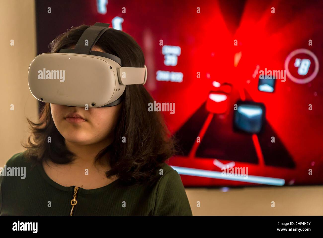 Faderlig udbrud bomuld Girl with VR headset playing with friends in virtual reality and projecting  it on tv-screen behind her, London, UK Stock Photo - Alamy