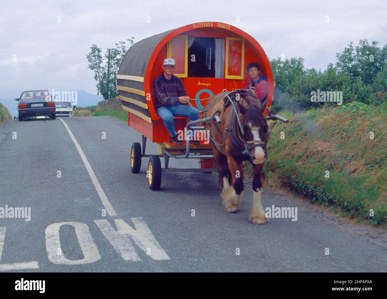 PAREJA DE TURISTAS EN CARRETA-CASA TIRADA POR CABALLO. Location: EXTERIOR. Tralee. Ireland. Stock Photo