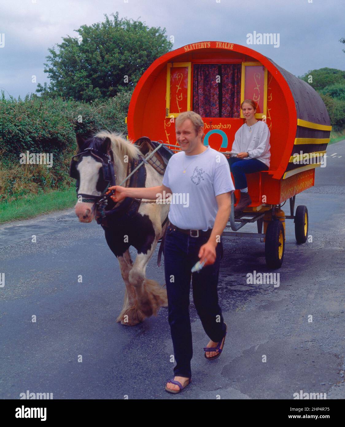 PAREJA DE TURISTAS CON CARRETA-CASA TIRADA POR CABALLO. Location: EXTERIOR. Tralee. Ireland. Stock Photo