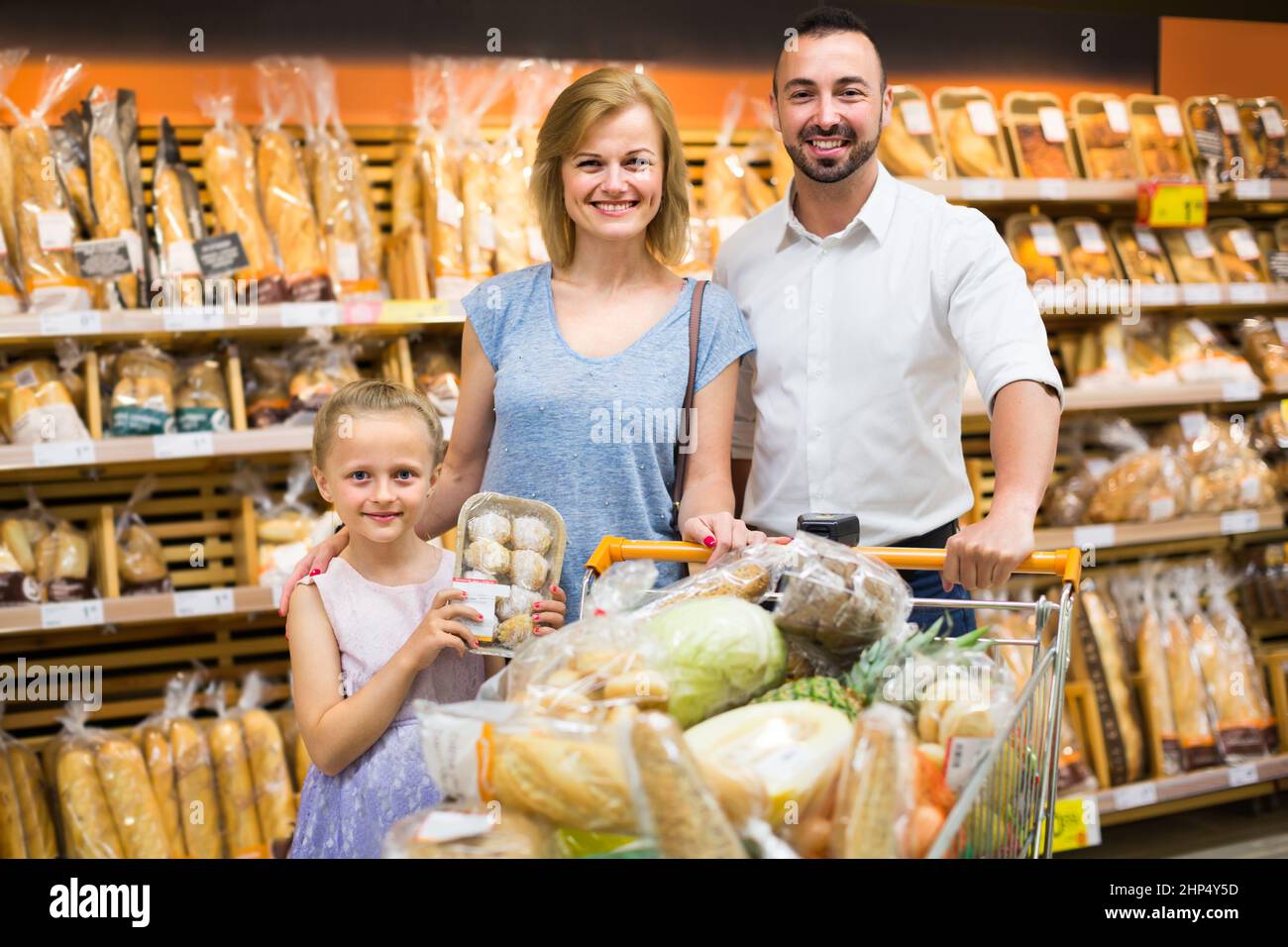 Family buying bread in food store Stock Photo Alamy