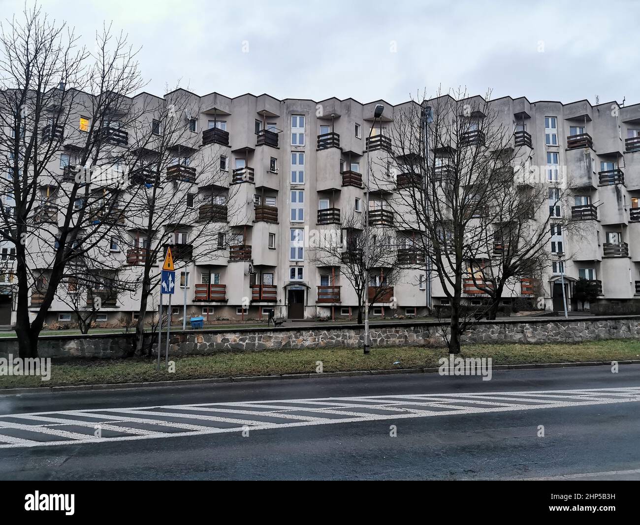 Bolesławiec früher Bunzlau,Polen, Niederschlesien, Wohnblock aus den 1990er Jahren.11.02.2022 Stock Photo