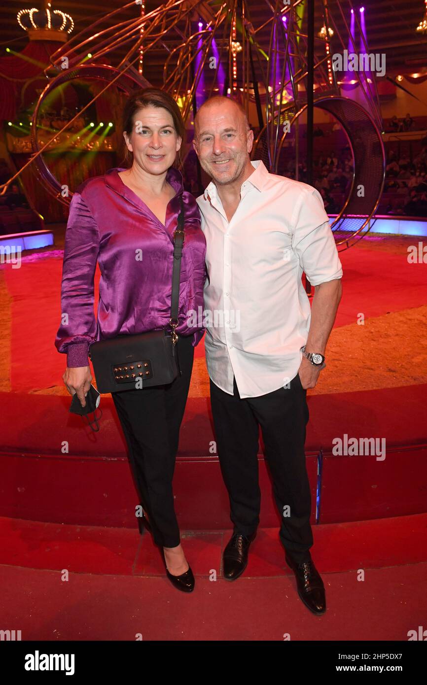 Munich, Germany. 18th Feb, 2022. Actor Heino Frech and his wife Marie-Jeanette Ferch stand at the press screening of the Circus Krone premiere 'New Memories' in Munich's Kronebau. Credit: Felix Hörhager/dpa/Alamy Live News Stock Photo