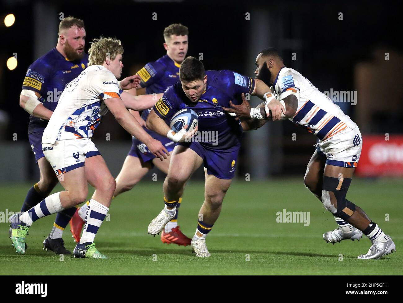 Worcester Warriors' Ethan Waller (centre) tackled by Bristol Bears' Daniel Thomas (left) and Semi Radradra (right) during the Gallagher Premiership match at Sixways Stadium, Worcester. Picture date: Friday February 18, 2022. Stock Photo