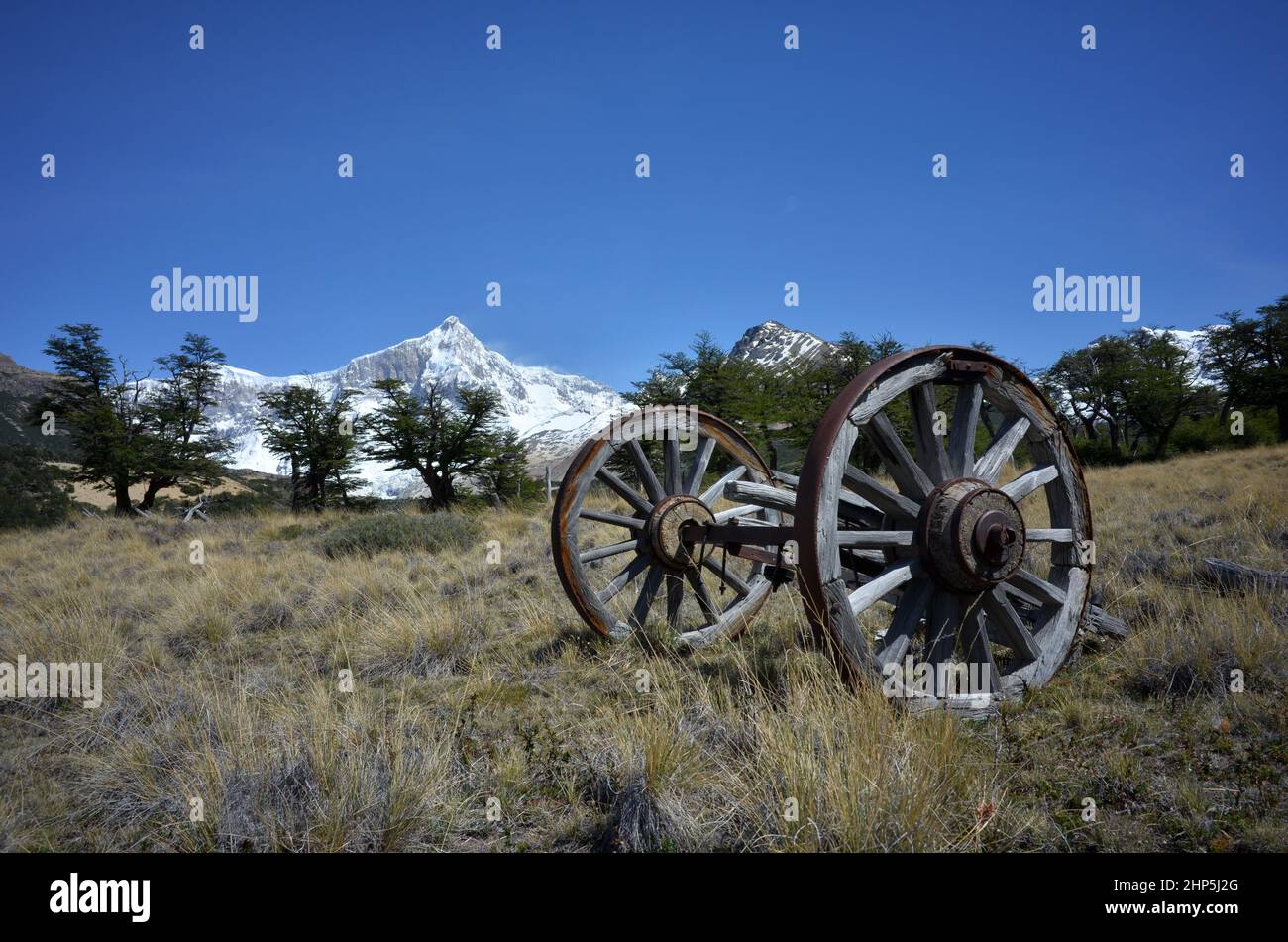 Old wooden cart with snowcapped Monte San Lorenzo at Perito Moreno national park, Patagonia, Argentina Stock Photo