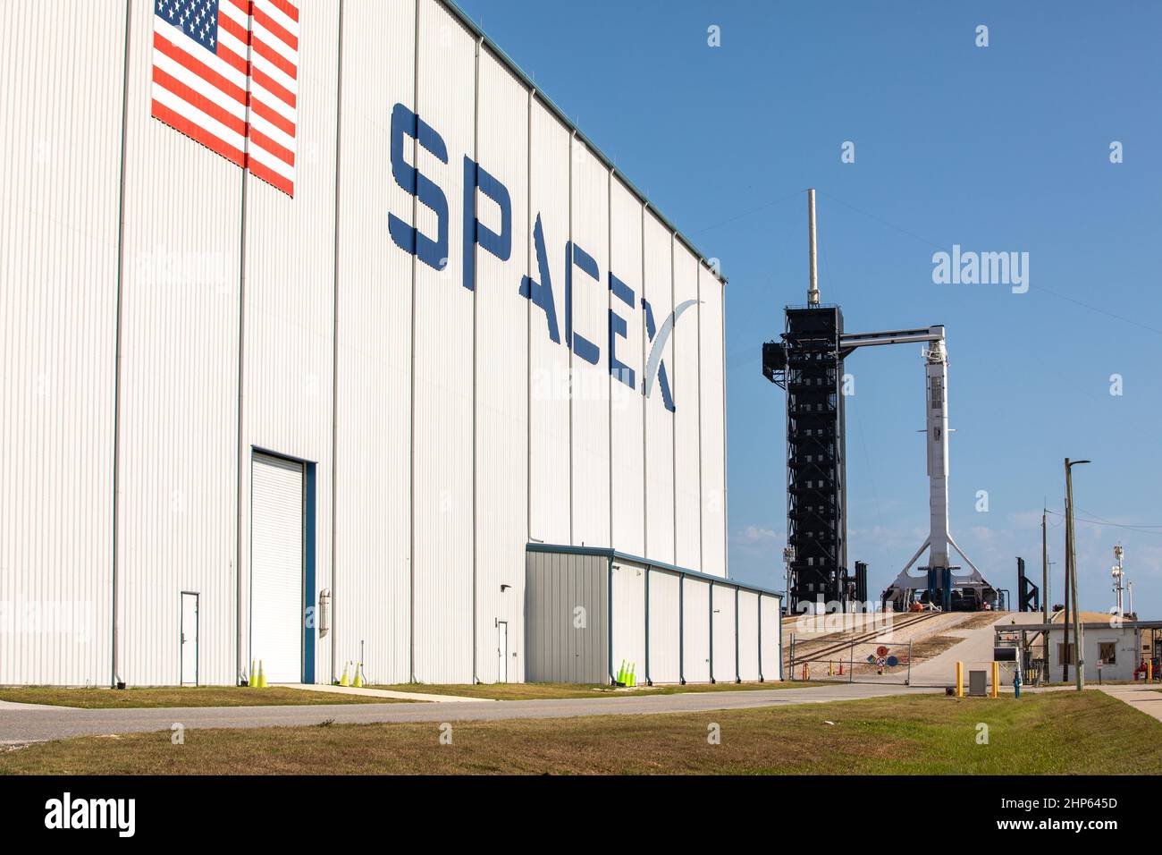 A SpaceX Falcon 9 rocket, with the Crew Dragon atop, stands poised for launch at historic Launch Complex 39A at NASA’s Kennedy Space Center in Florida on May 21, 2020, ahead of NASA’s SpaceX Demo-2 mission. The rocket and spacecraft will carry NASA astronauts Robert Behnken and Douglas Hurley to the International Space Station as part of the agency’s Commercial Crew Program, returning human spaceflight capability to the U.S. after nearly a decade. This will be SpaceX’s final flight test, paving the way for NASA to certify the crew transportation system for regular, crewed flights to the orbiti Stock Photo