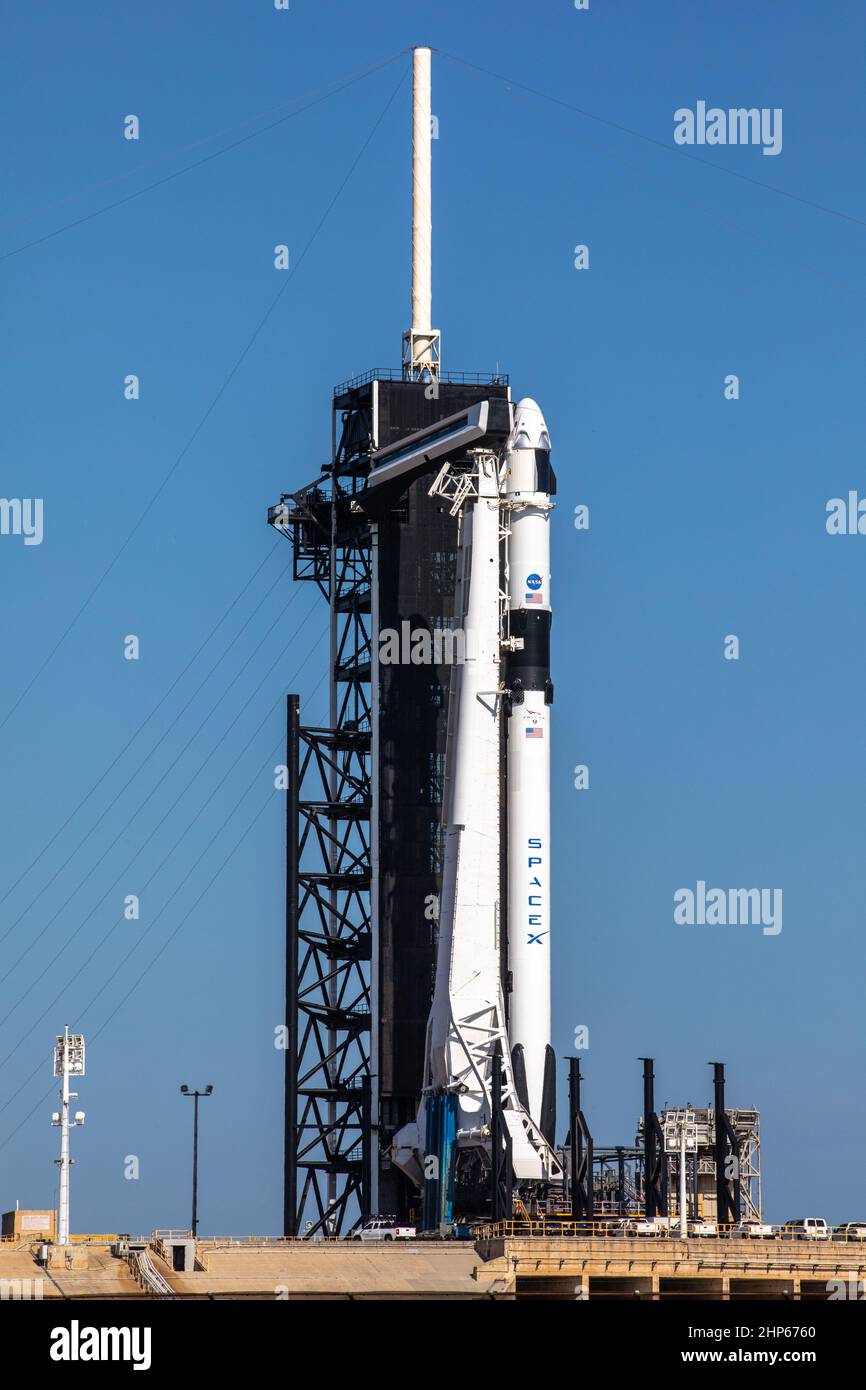 A SpaceX Falcon 9 rocket, with the Crew Dragon atop, stands poised for launch at historic Launch Complex 39A at NASA’s Kennedy Space Center in Florida on May 21, 2020, ahead of NASA’s SpaceX Demo-2 mission. The rocket and spacecraft will carry NASA astronauts Robert Behnken and Douglas Hurley to the International Space Station as part of the agency’s Commercial Crew Program, returning human spaceflight capability to the U.S. after nearly a decade. This will be SpaceX’s final flight test, paving the way for NASA to certify the crew transportation system for regular, crewed flights to the orbiti Stock Photo