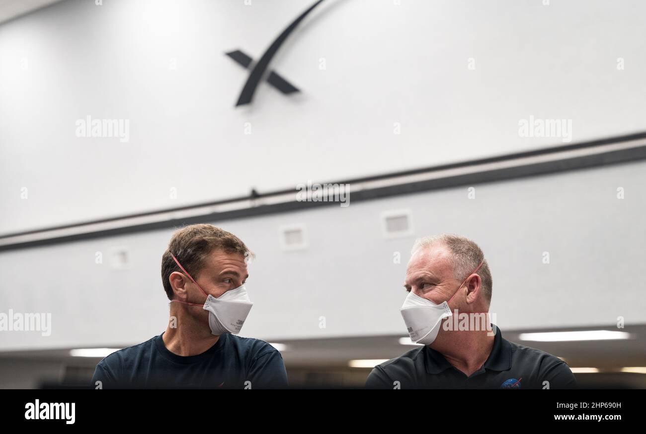 Reid Wiseman, chief of the Astronaut Office, left, and Norm Knight, director of Flight Operations at NASA's Johnson Space Center, speak to one another during a dress rehearsal in preparation for the launch of a SpaceX Falcon 9 rocket carrying the company's Crew Dragon spacecraft on NASA’s SpaceX Crew-3 mission with NASA astronauts Raja Chari, Tom Marshburn, Kayla Barron, and ESA (European Space Agency) astronaut Matthias Maurer onboard, Thursday, Oct. 28, 2021, in firing room four of the Launch Control Center at NASA’s Kennedy Space Center in Florida. Stock Photo