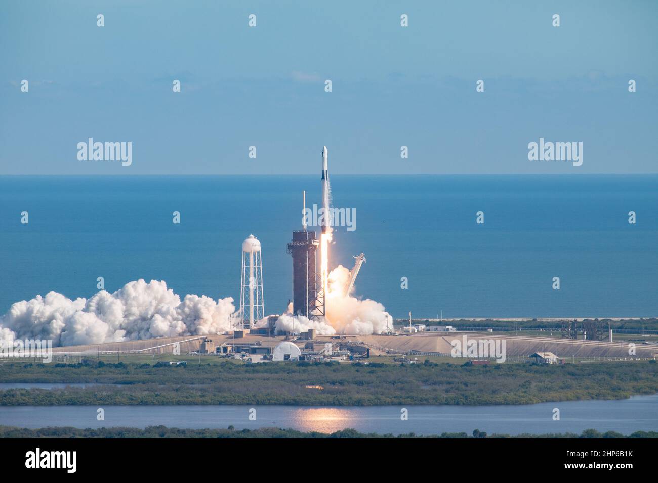A SpaceX Falcon 9 rocket lifts off from Launch Complex 39A at Kennedy Space Center in Florida at 11:17 a.m. EST on Dec. 6, 2020, carrying the uncrewed cargo Dragon spacecraft on its journey to the International Space Station for NASA and SpaceX’s 21st Commercial Resupply Services (CRS-21) mission Stock Photo