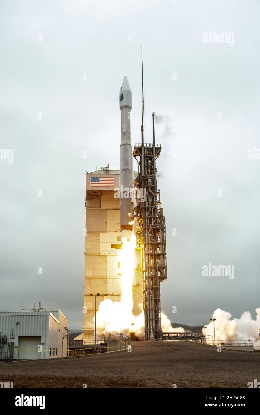 NASA’s Landsat 9 satellite launches on a United Launch Alliance Atlas V 401 rocket from Space Launch Complex 3 at Vandenberg Space Force Station in California on Sept. 27, 2021. Launch time was 2:11 p.m. EDT (11:11 a.m. PDT). The launch is managed by NASA’s Launch Services Program, based at the agency’s Kennedy Space Center in Florida. Landsat 9 will join its sister satellite, Landsat 8, in orbit in collecting images from across the planet every eight days. This calibrated data will continue the Landsat program’s critical role in monitoring the health of Earth and helping people manage essenti Stock Photo