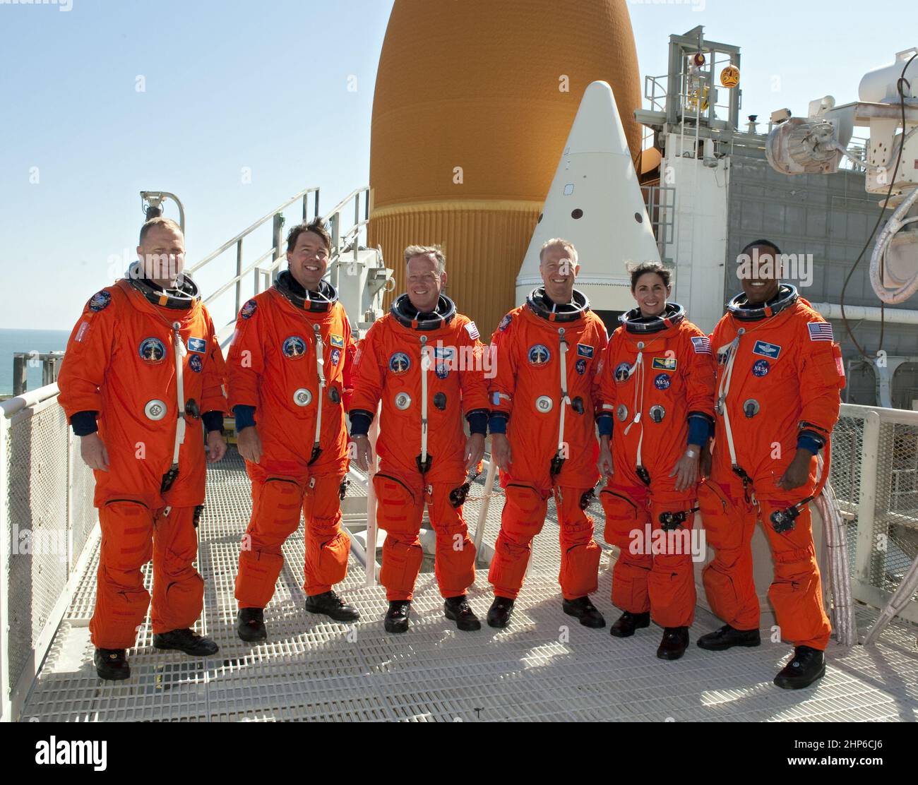 At NASA's Kennedy Space Center in Florida, the STS-133 crew takes a break from a simulated launch countdown and simulated pad emergency to take a group photo on the 195-foot level of Launch Pad 39A. From left are, Pilot Eric Boe, Mission Specialist Michael Barratt, Commander Steve Lindsey, and Mission Specialists Tim Kopra, Nicole Stott, and Alvin Drew ca. 2010 Stock Photo
