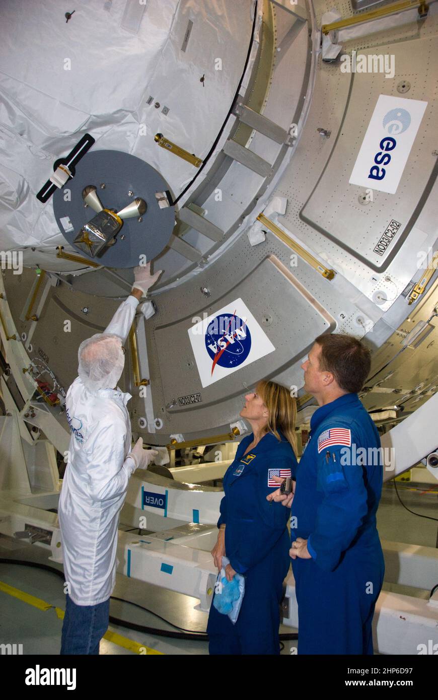 In the Space Station Processing Facility at NASA's Kennedy Space Center in Florida, STS-130 Mission Specialist Kathryn 'Kay' Hire, middle, and Pilot Terry Virts Jr., right, receive familiarization training on the cupola from a flight crew representative from Thales Alenia Space during their crew equipment interface test ca. 2009 Stock Photo