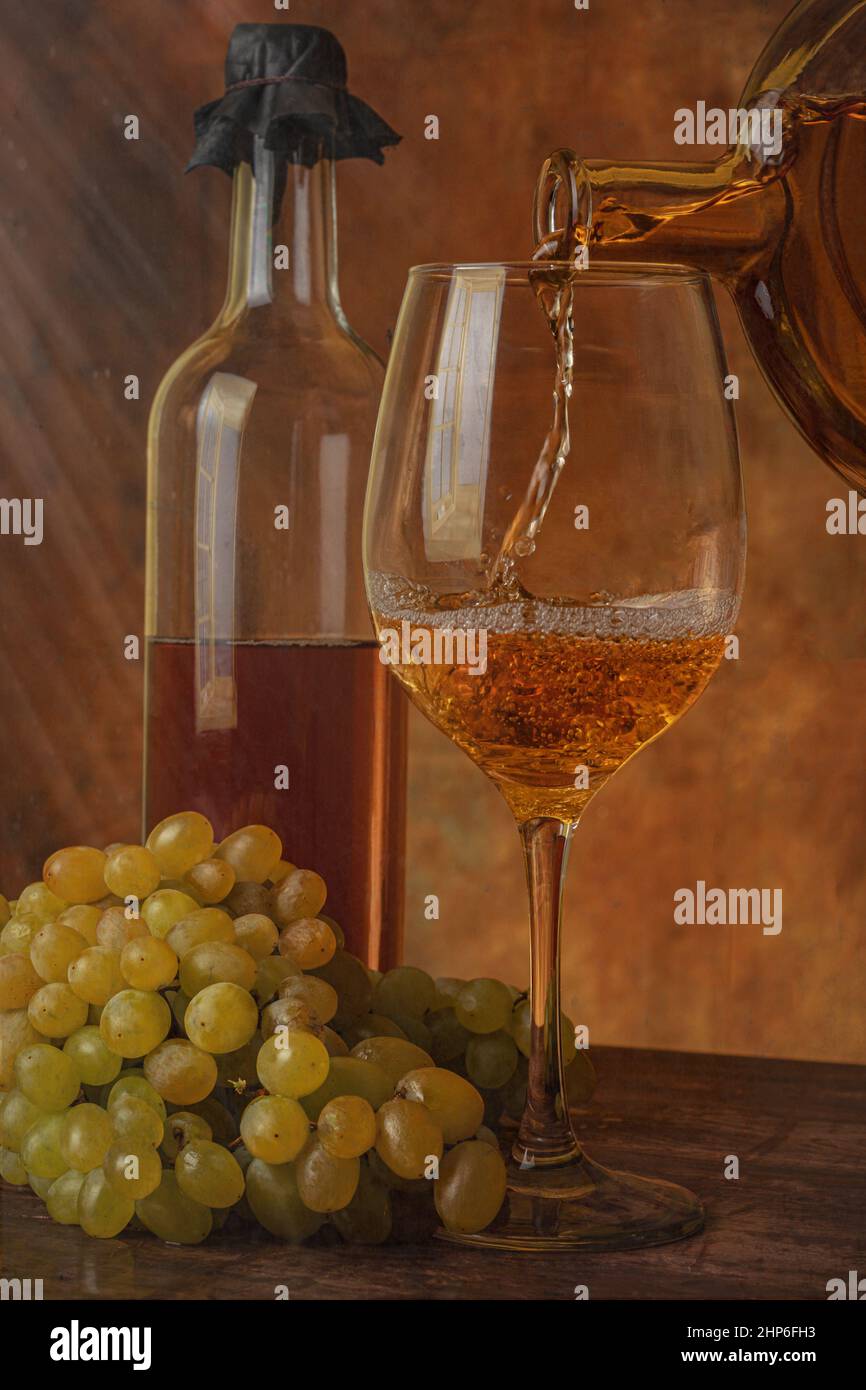 Bodegón de uvas, botellas y vino / Still life of grapes, bottles and wine. Stock Photo