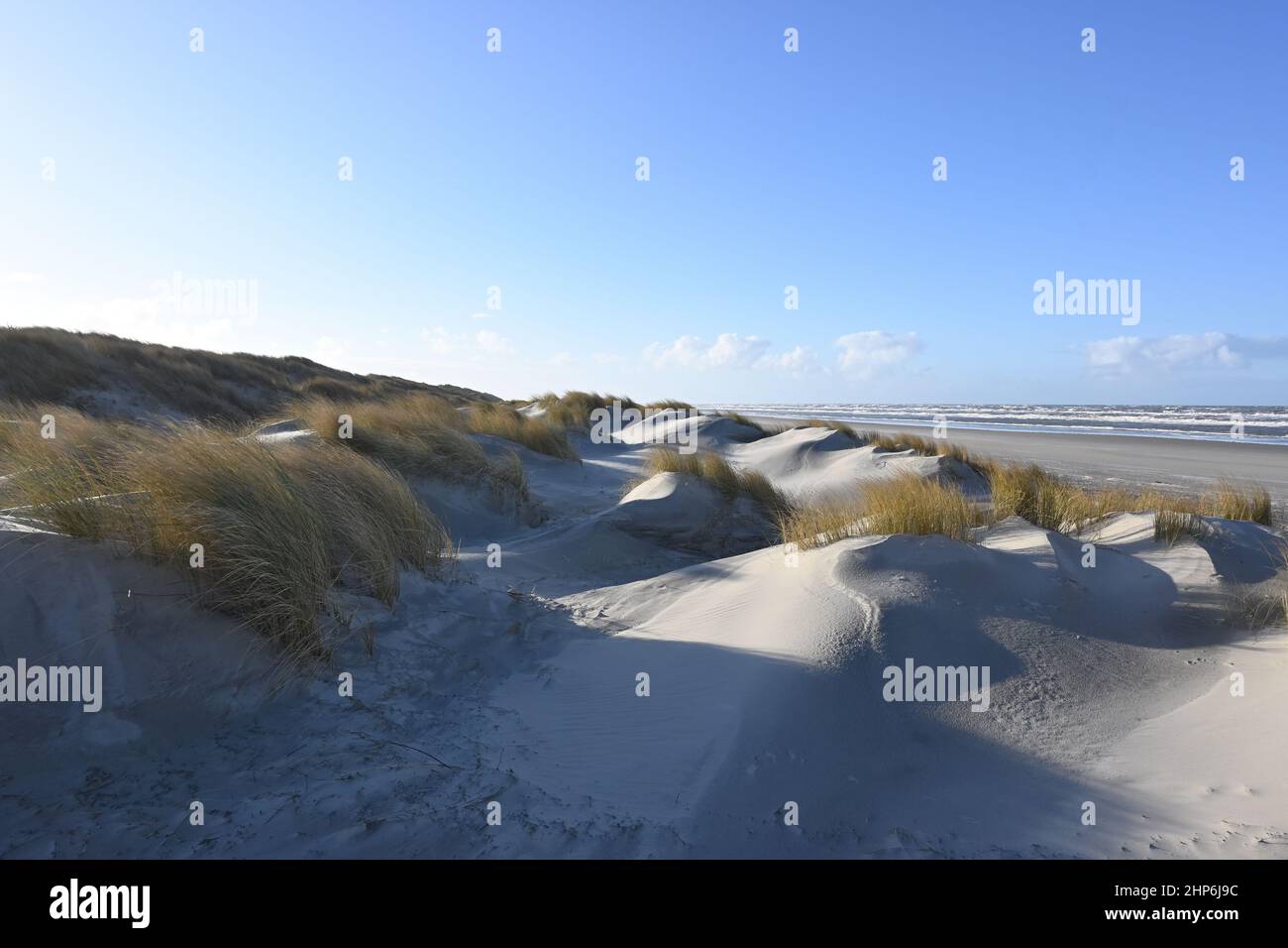 Blick über die Düne auf Strand und Meer auf Langeoog Stock Photo