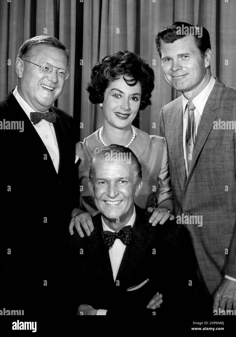 Publicity photo for the daytime version of the television game show To Tell the Truth. Seated is host Bud Collyer; standing from left: Sam Levenson, Mimi Benzell, Barry Nelson ca. 1962 Stock Photo