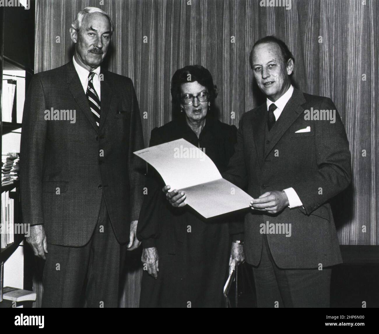 John Eberhardt (left), Mary Leakey (center), and Donald S. Fredrickson (right) at Mary Leakey's early man lecture ca.  2 March 1977 Stock Photo