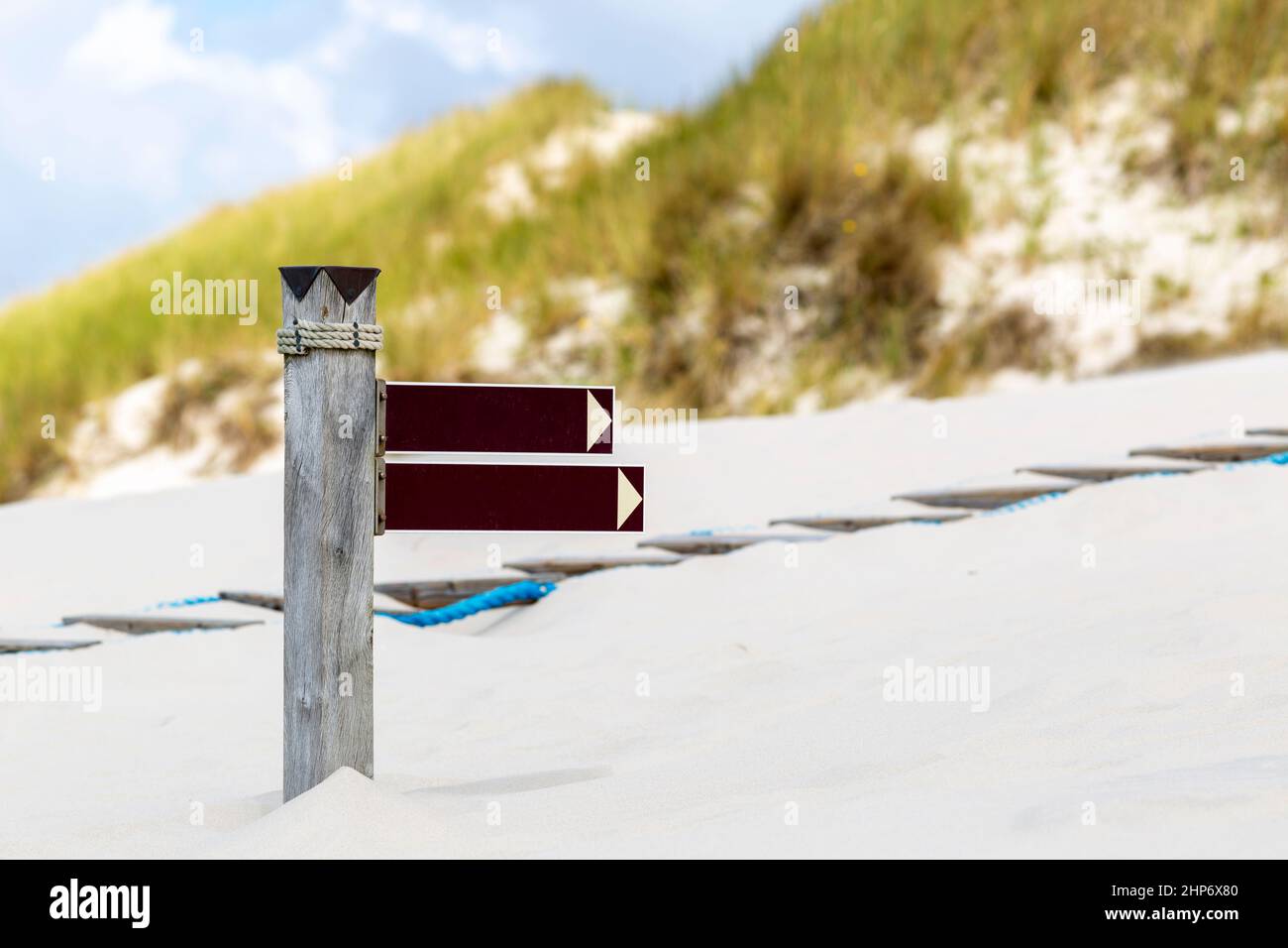 an information sign on a beach ein hinweisschild auf einem strand Stock Photo