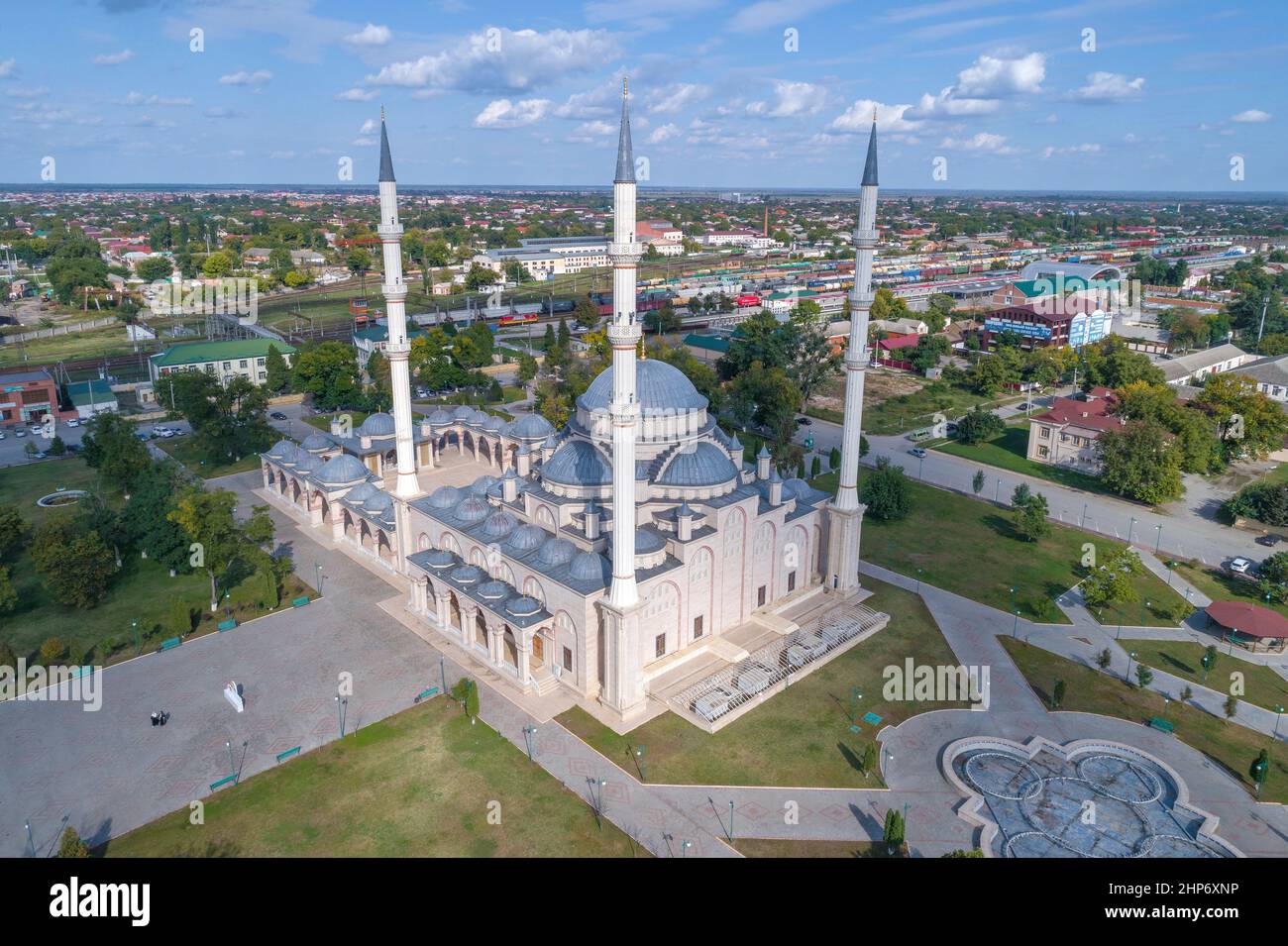 GUDERMES, RUSSIA - SEPTEMBER 28, 2021: Tashu-Khadzhi Mosque in cityscape on September afternoon (aerial view). Chechen Republic Stock Photo