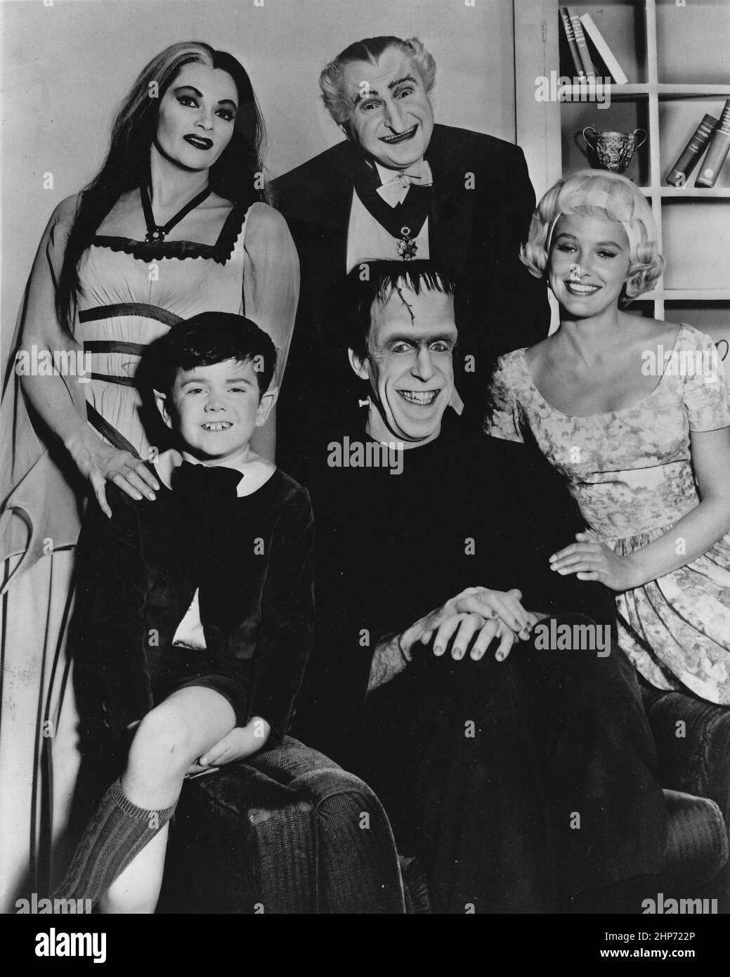 Publicity photo of television actors, (sitting; L to R) Butch Patrick, Fred Gwynne, Beverley Owen, (standing; L to R) Yvonne De Carlo and Al Lewis promoting their roles on the CBS comedy series The Munsters Stock Photo
