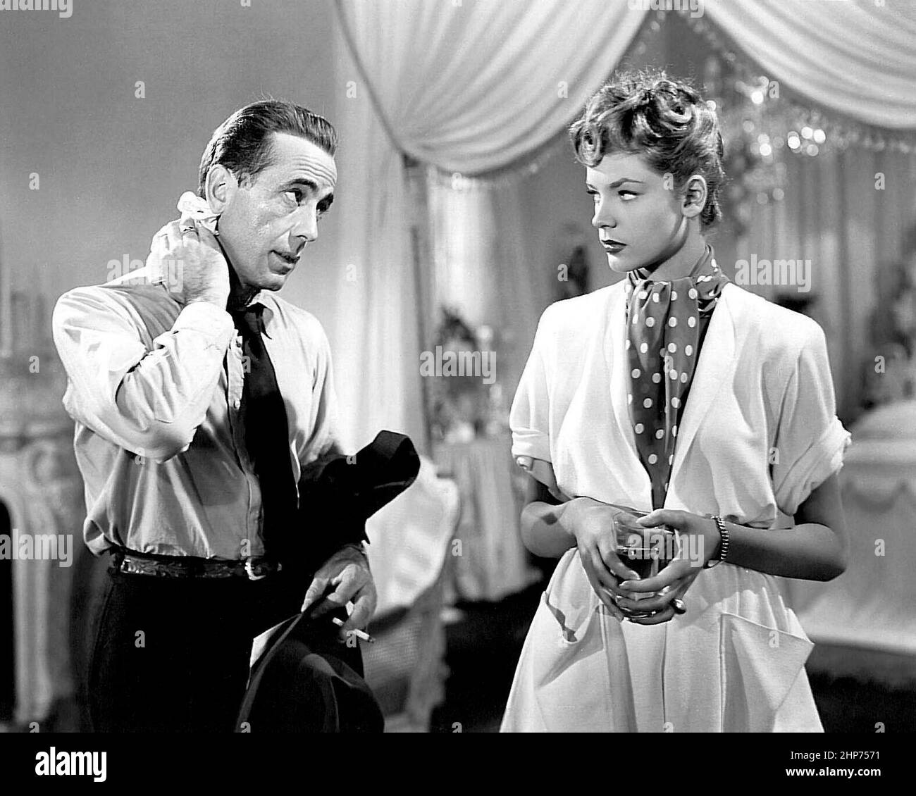 Humphrey Bogart & Lauren Bacall in American film noir The Big Sleep ...