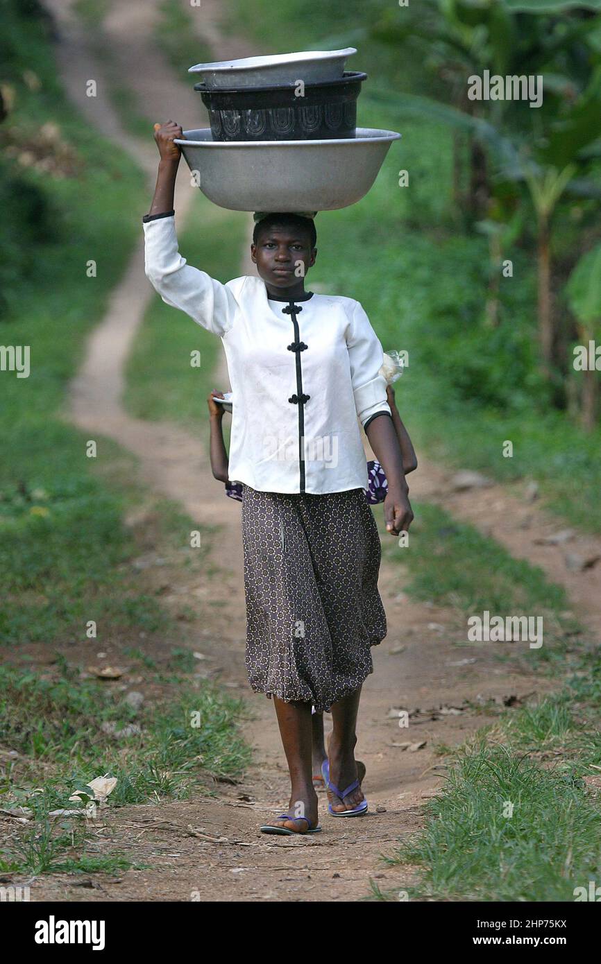 Carrying bowls on head in Ghana Africa Stock Photo