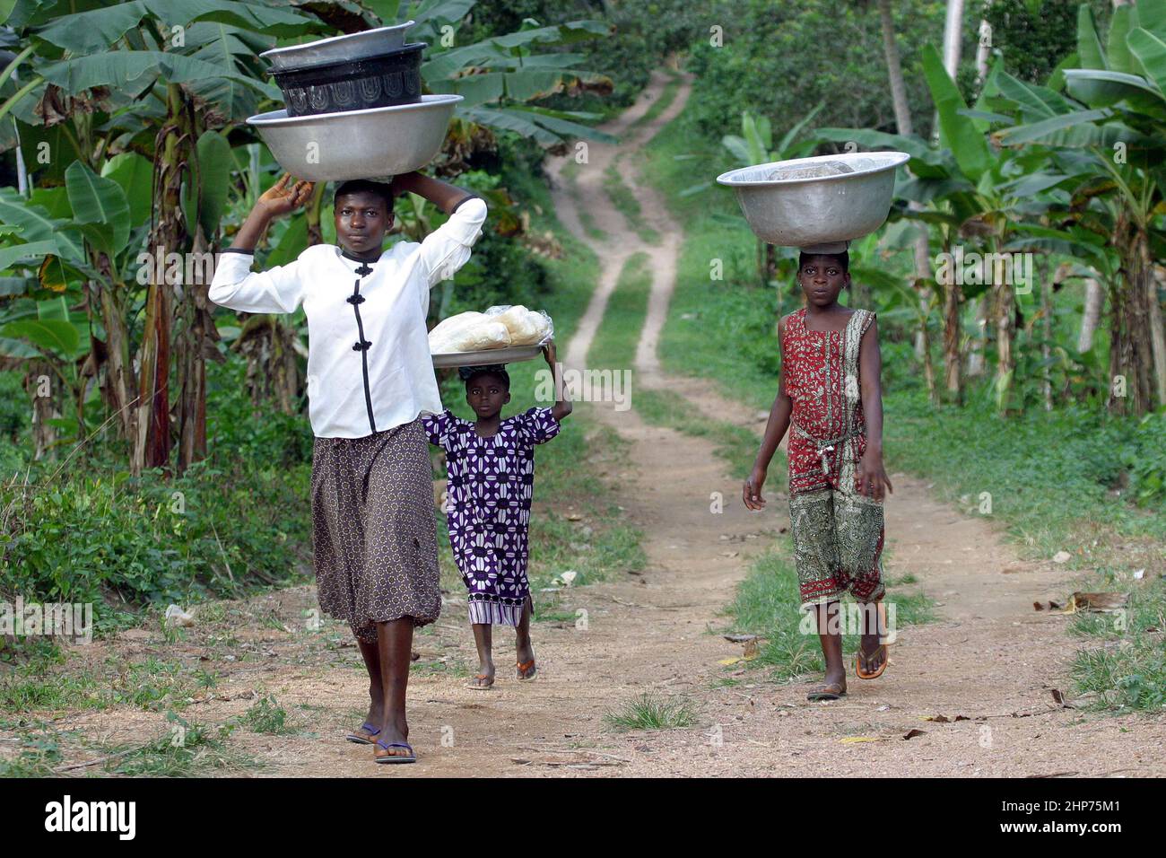 Carrying bowls on head in Ghana Africa Stock Photo