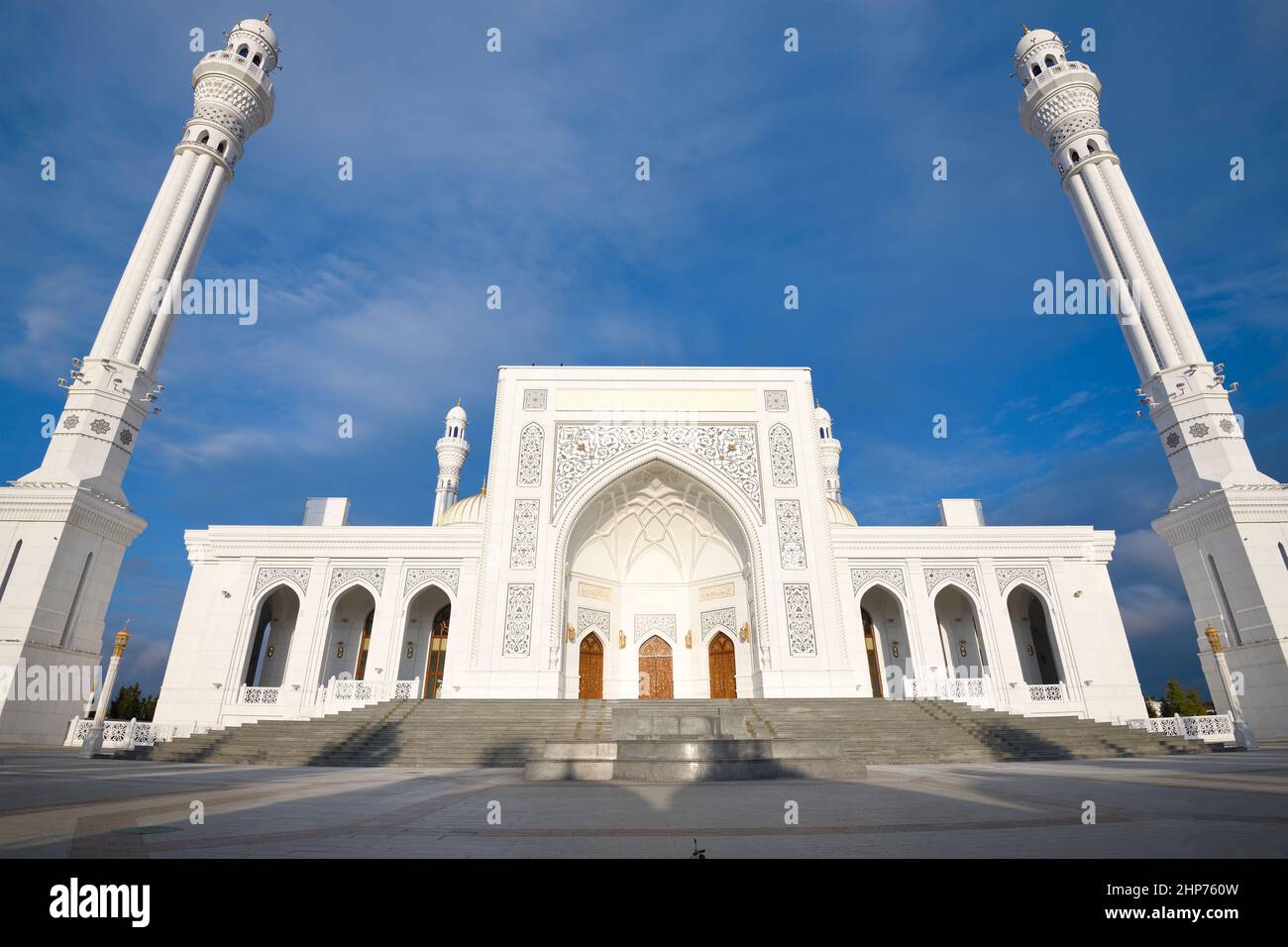 SHALI, RUSSIA - SEPTEMBER 29, 2021: At the entrance to the mosque of 'Pride of Muslims' (Prophet Muhammad) in the sunny morning. Chechen Republic Stock Photo