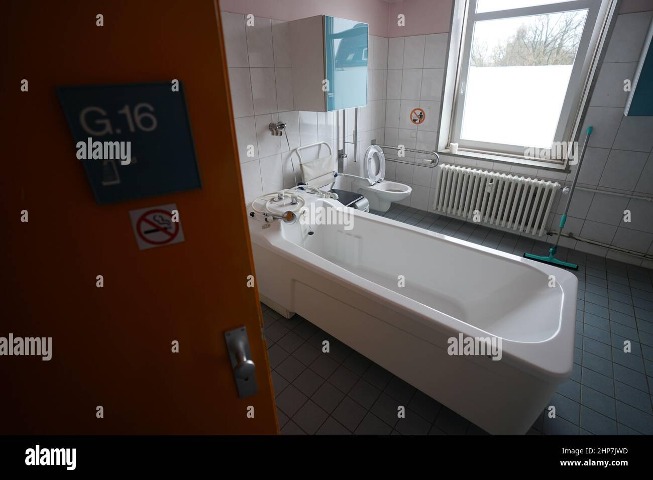 Hamburg, Germany. 17th Feb, 2022. View into a bathroom of the infirmary for the homeless. For about 25 years, Caritas has been offering help to sick and homeless people in the St. Pauli district with the Krankenstube für Obdachlose. Credit: Marcus Brandt/dpa/Alamy Live News Stock Photo