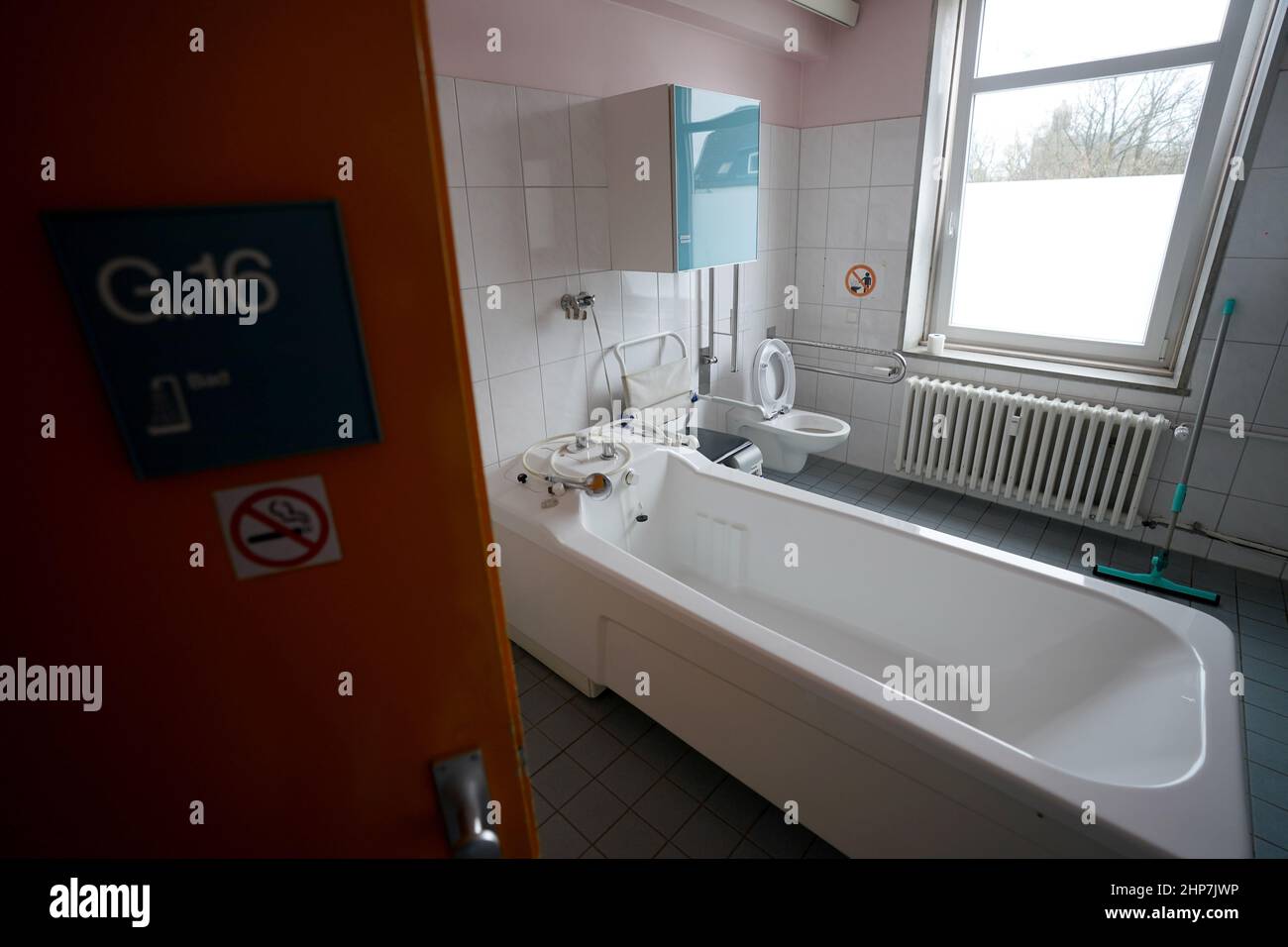 Hamburg, Germany. 17th Feb, 2022. View into a bathroom of the infirmary for the homeless. For about 25 years, Caritas has been offering help to sick and homeless people in the St. Pauli district with the Krankenstube für Obdachlose. Credit: Marcus Brandt/dpa/Alamy Live News Stock Photo