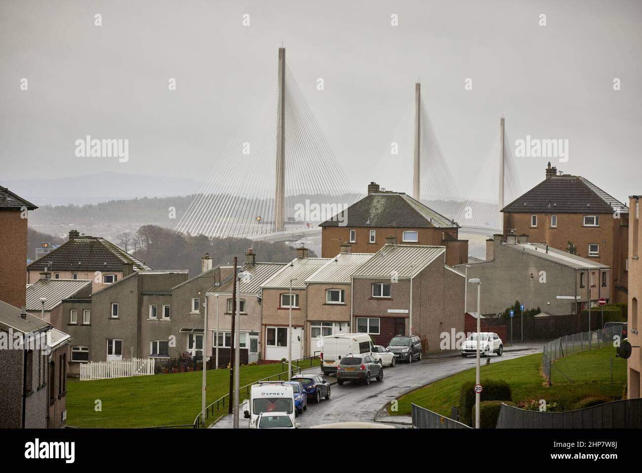 The Queensferry Crossing from Inverkeithing housing estate, Whinnyhill Crescent, Stock Photo