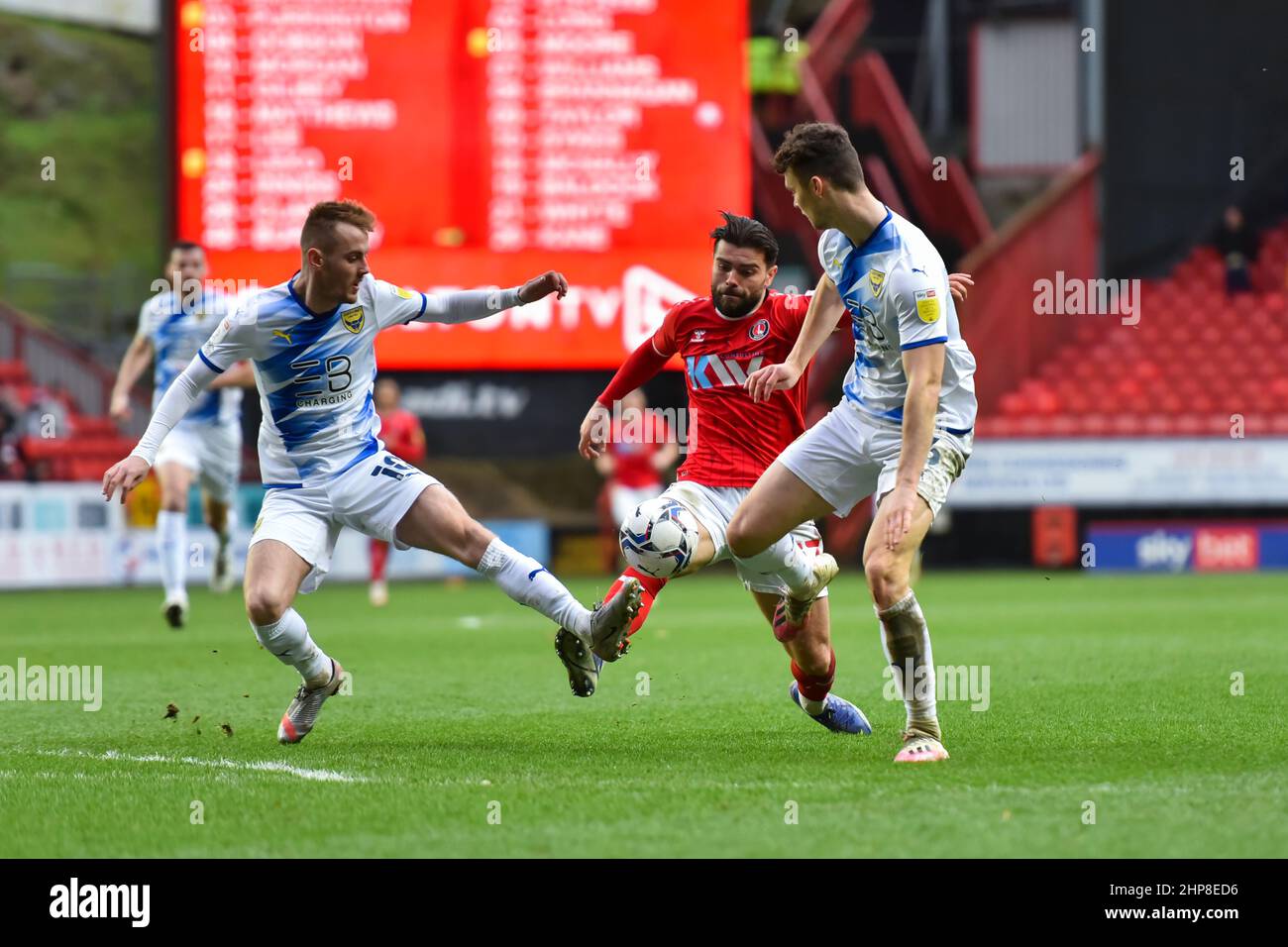 LONDON, UK. FEB 19TH Elliot Lee of Charlton battles for possession with Mark Sykes of Oxford United and Luke McNally of Oxford United during the Sky Bet League 1 match between Charlton Athletic and Oxford United at The Valley, London on Saturday 19th February 2022. (Credit: Ivan Yordanov | MI News) Credit: MI News & Sport /Alamy Live News Stock Photo