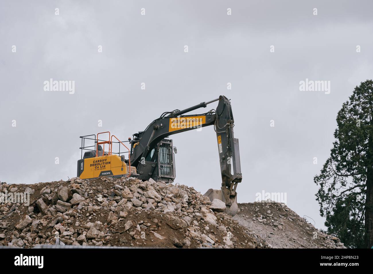 Digger Digging Rocks Digger on top of rocks hi-res stock photography and images - Alamy