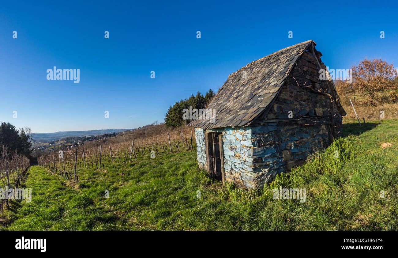 Vertougit Vue Panoramique D une Cabane Bleue De Vigneron Dans Son vertougit-vue-panoramique-d-une-cabane-bleue-de-vigneron-dans-son
