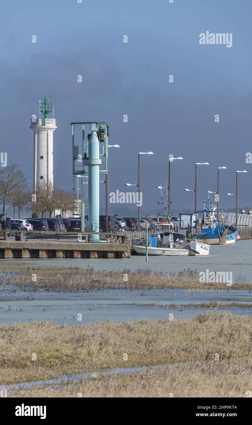 Le port du Hourdel à marée haute et ses bateaux amarrés. Le phare et la baie de Somme Stock Photo