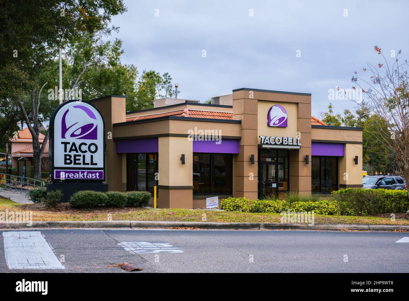 Orlando, Florida - February 6, 2022: Horizontal Wide View of Taco Bell Restaurant Building Exterior. Stock Photo