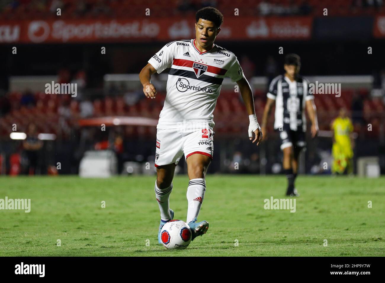 SÃO PAULO, SP - 05.03.2022: SÃO PAULO FC X CORINTHIANS - Tiago Volpi of São  Paulo FC during a match between São Paulo FC x Corinthians valid for the  10th round of