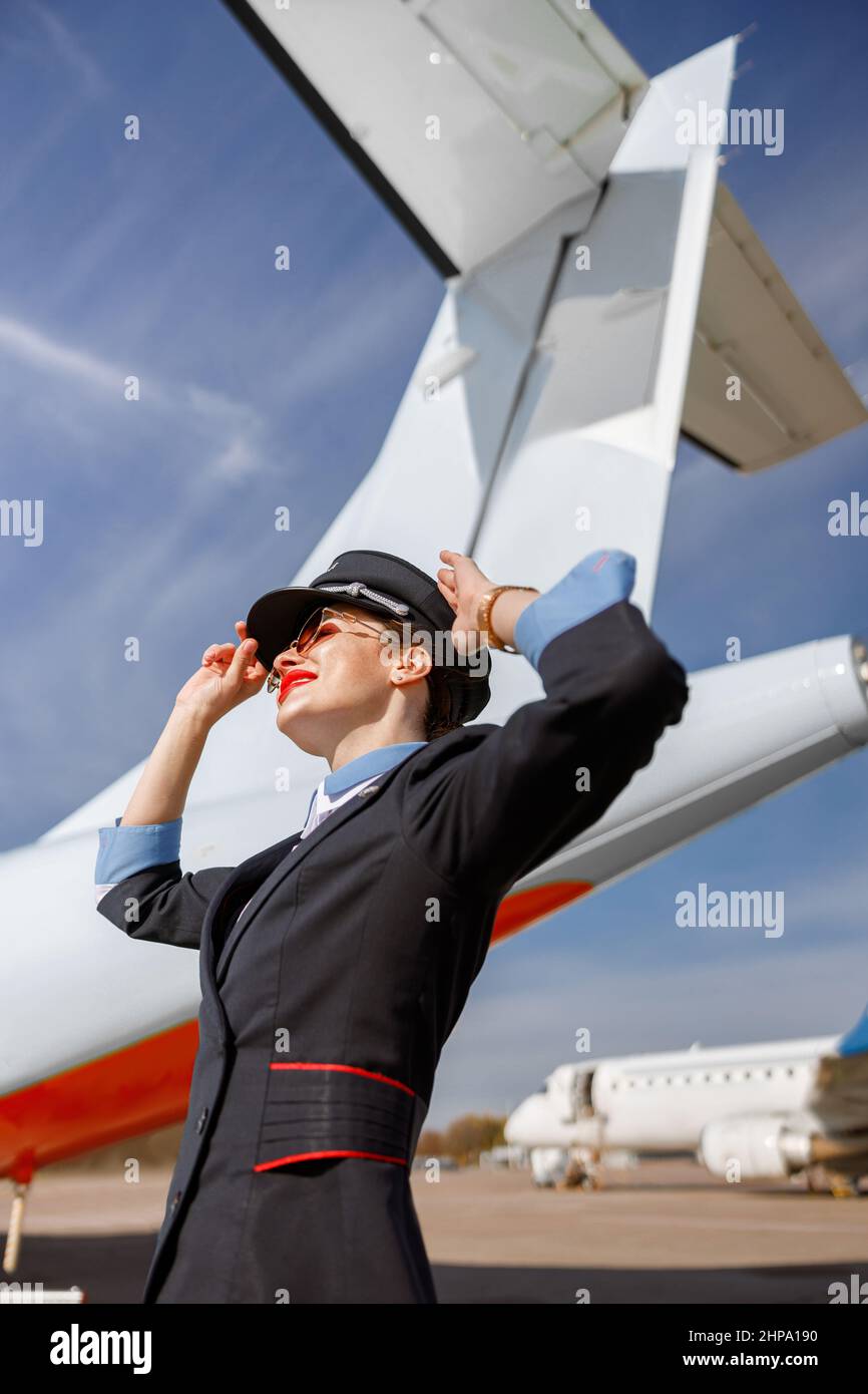Female airline pilot hi-res stock photography and images - Alamy