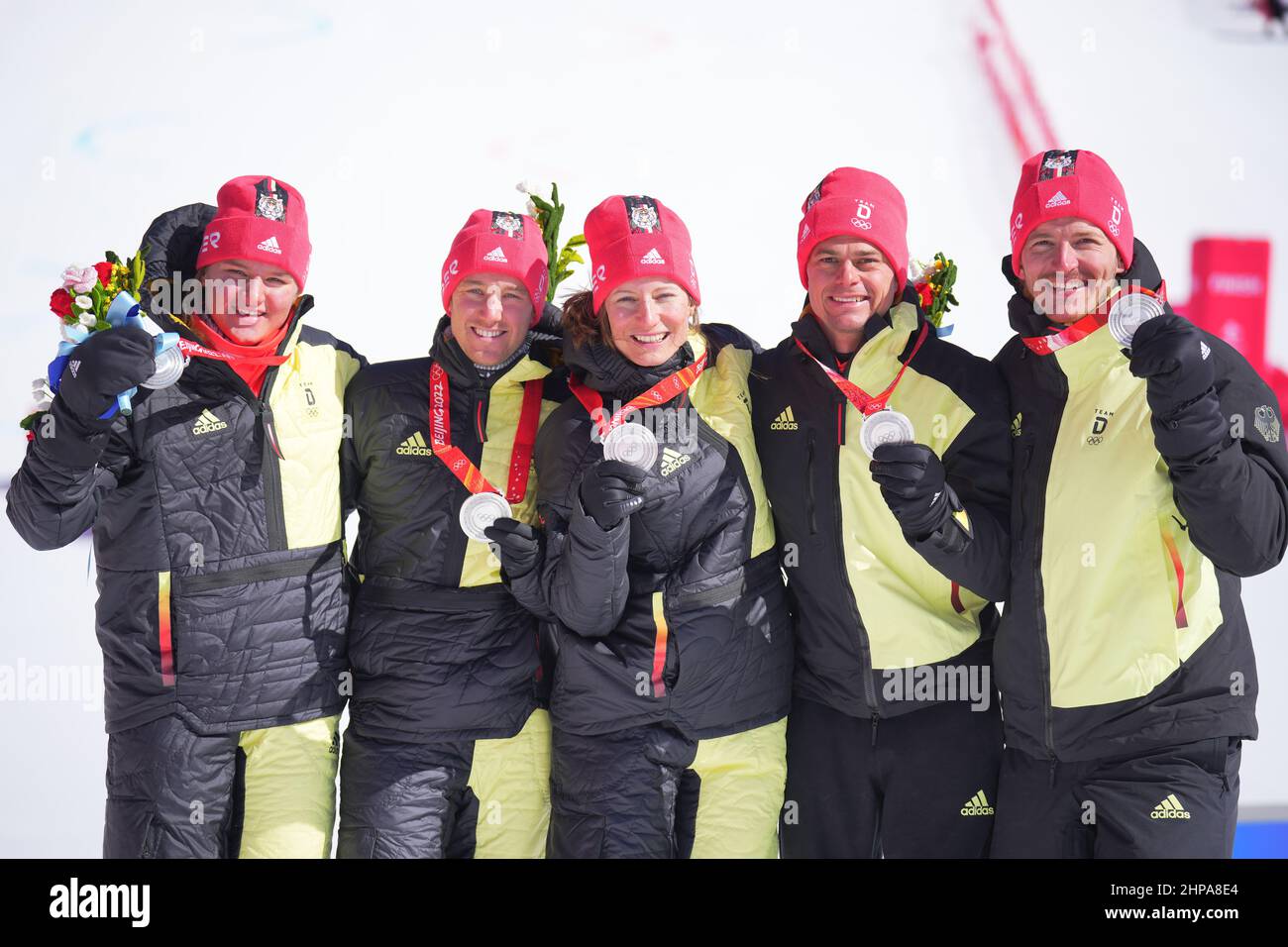 Yanqing, China. 20th Feb, 2022. Olympics, alpine skiing, team, mixed, award ceremony at the National Alpine Ski Center, runner-up Team Germany celebrates after the award ceremony. Credit: Michael Kappeler/dpa/Alamy Live News Stock Photo