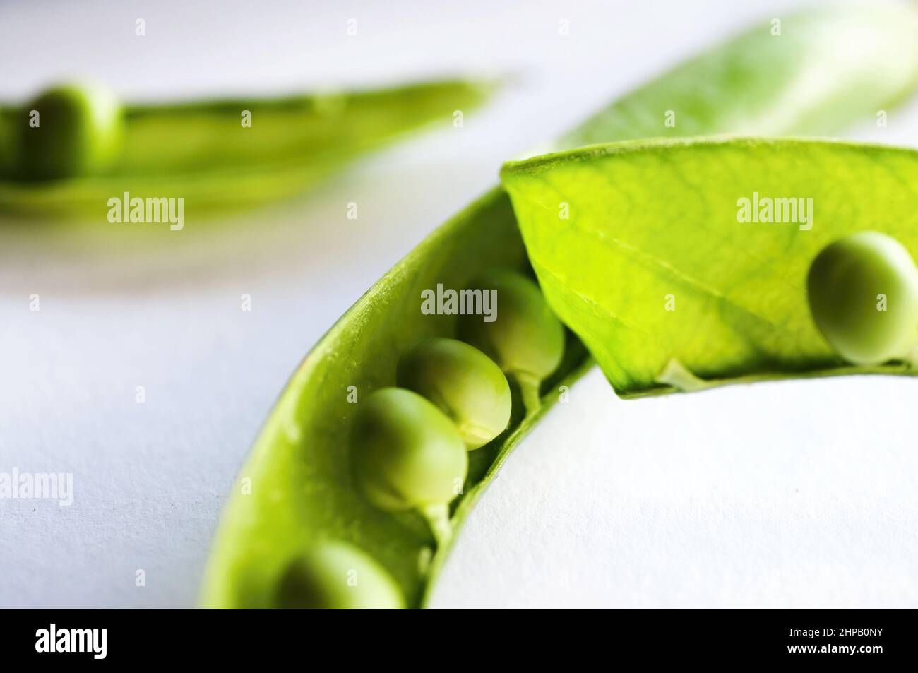 Green pea pod detail hi-res stock photography and images - Alamy